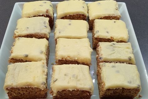 A delicious recipe for banana slice. Passionfruit Icing, Slices Recipes, Cake Bars, Banana Slice, Banana Recipes, Top Chef, Passion Fruit, Best Recipes, Cornbread