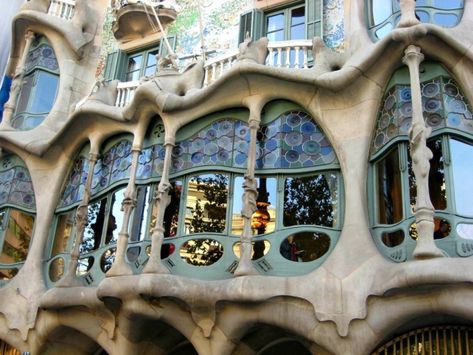 Catalonia's 5 UNESCO World Heritage Sites Parque Guell, Gaudi Art, Art Nouveau Arquitectura, Gaudi Architecture, Nouveau Architecture, Antonio Gaudí, Spanish Art, Spanish Architecture, Art Nouveau Architecture