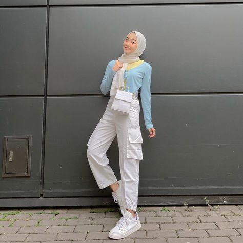 Adidas Astir Outfit, Hijab Reference, Adidas Astir, Outfit Ideas Hijab, Outfit Ngampus, Ootd Korean Style, Sporty Street Style, Stile Hijab, Street Hijab Fashion