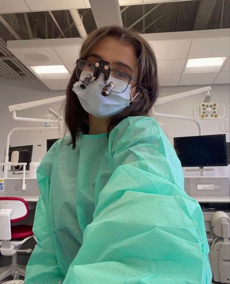 Dentist Woman, Crazy Doctor, College Studying, Dental Hygiene Student, Female Dentist, Dental Aesthetics, Modern Maternity, Medical School Life, Dental Hygiene School