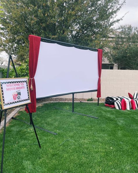 Kids Movie Night Birthday Party, Movie Backyard, Movie Night Seating, Decoration Home Ideas, Home Ideas Modern, Movie Night Party Ideas, Diy Backyard Movie, Backyard Movie Night Party, Diy Backyard Movie Night