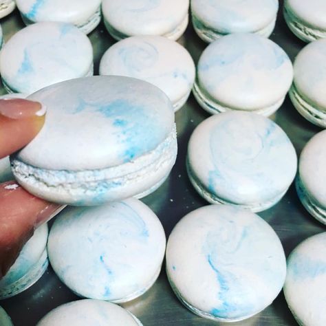 2,711 Gostos, 12 Comentários - Custom Macarons Sydney | Mykim (@arelio_sweetbox) no Instagram: "Who said marble had to be grey/black?! Blue marbled macarons 💙💙💙 #marble #blue #love #macarons…" Custom Macarons, Cooking Fever, Marble Blue, Marble Wedding, Who Said, Macaroons, Macarons, Easter Eggs, Black Blue