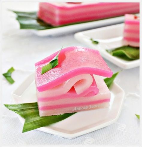 Steamed Kuih Lapis is a popular snack in Malaysia and Singapore and it literally means layer cake in Malay. Kuih Lapis, Malaysian Dessert, Kek Lapis, Indonesian Desserts, Steamed Cake, Asian Snacks, Popular Snacks, Thai Dessert, Malaysian Food