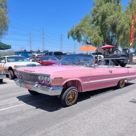 Lowrider Show, Car Low, Slammed Cars, Lowrider Trucks, Cool Old Cars, Old School Cars, Pink Car, Pretty Cars, Low Rider