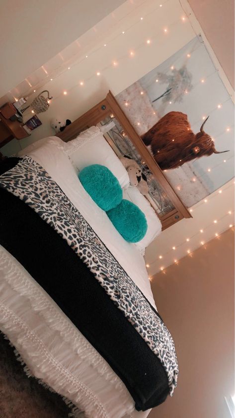 Western Glam Room Decor, Country Style Dorm Room, Western College Apartment, Cow Themed Room Decor, Pink Western Room Ideas, Room Ideas Southern, Country Girl Room Ideas, Cow Bedroom Ideas, Cow Room Ideas