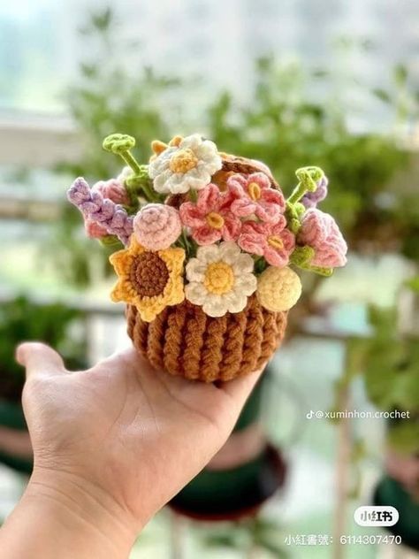 Flower Basket Crochet, Crochet Flower Basket, Chart Crochet, Crochet Basket Tutorial, Basket Crochet Pattern, Easy Crochet Flower, Basket Crochet, Crochet Flowers Easy, Feuille Eucalyptus