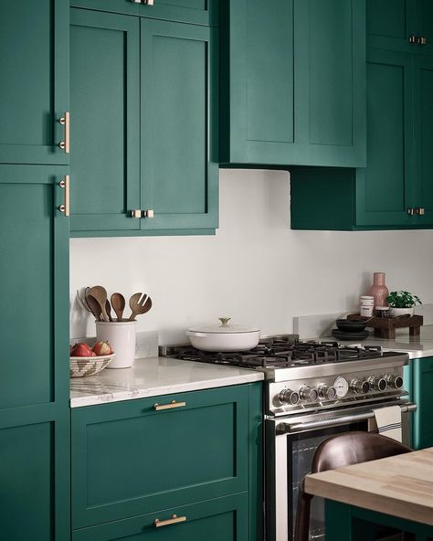 HGTV Home™ by Sherwin-Williams on Instagram: “We’re coming up on the season where the kitchen is center stage: does yours need a refresh? Choose a bold hue that is just as exciting as…” Dark Green Kitchen, Painted Kitchen Cabinets Colors, Green Kitchen Cabinets, Small Kitchen Ideas, Painted Kitchen, Brass Accessories, Kitchen Cabinet Colors, Painting Kitchen Cabinets, Green Kitchen