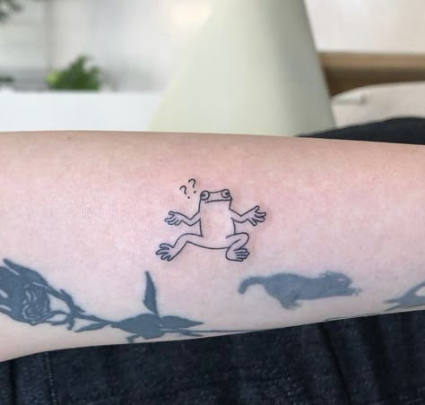 Cute Simple Frog Tattoo, Frog Tattoo Simple, Simple Frog Tattoo, Funny Frog Tattoo Ideas, Simple Funny Tattoos, Tiny Frog Tattoo, Little Frog Tattoo, Small Grunge Tattoos, Non Basic Tattoos