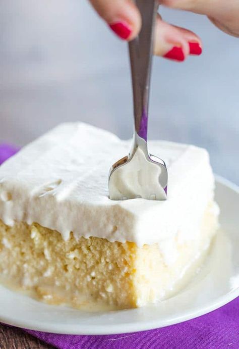 Tres Leches Cake - A simple recipe (no whipping egg whites!) for a super moist cake with the best whipped cream topping! Best Whipped Cream, Super Moist Cake, Whipped Cream Topping, Brown Eyed Baker, Tres Leches Cake Recipe, Leches Cake, Cake Mug, Moist Cake, Tres Leches Cake