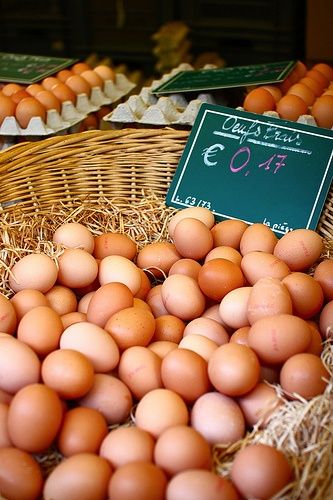 love the woven basket with straw for veggies or eggs at the farmer's market Best Egg Laying Chickens, Egg Display, Egg Shop, Vegetable Stand, Farm Eggs, Farm Market, Farm Fresh Eggs, Local Farmers Market, Fresh Market