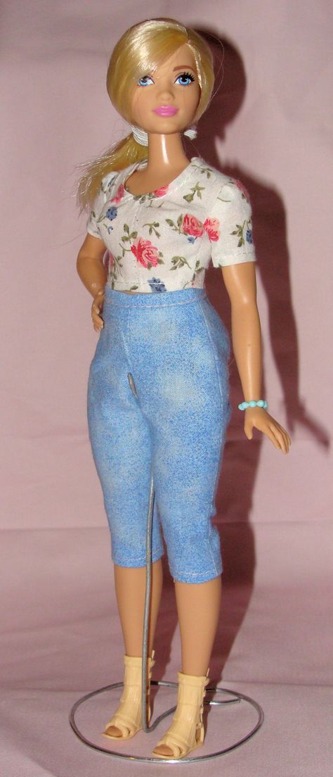 Free printable pattern for this Curvy Barbie outfit. Barbie Overalls Pattern, Barbie Jeans Pattern, Curvy Barbie Clothes Patterns, Curvy Barbie Pattern, Doll Customizing, Barbie Sewing Patterns Ickythecat​​​​​​.com, Free Barbie, Barbie Knitting Patterns, Sewing Barbie Clothes