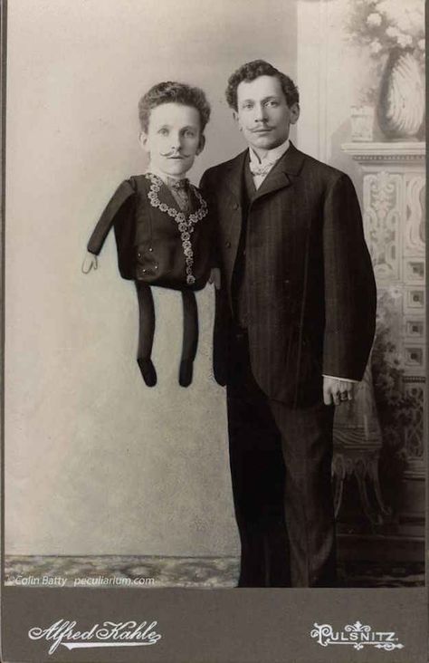 When you’re the only person you can count on: Weird Old Photos, Vintage Bizarre, Creepy Old Photos, Human Oddities, Creepy Vintage, Creepy Photos, Surreal Portrait, Cabinet Cards, Early Photos