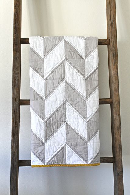 grey and white herringbone quilt with mustard trim Colchas Quilting, Herringbone Quilt, Quilt Modernen, Patchwork Quilt, Quilting Crafts, Beautiful Quilts, Quilt Blanket, Geometric Patterns, Quilt Inspiration