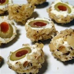 Christmas Party appetizer? Stuffed Spanish olives wrapped in a spiced cream cheese mixture and rolled in chopped nuts Olive Balls Recipe, Olive Balls, Cream Cheese Appetizer, Low Carb Appetizers, Low Carb Eating, Finger Food Appetizers, Low Carb Snacks, Party Food Appetizers, Deep Dish