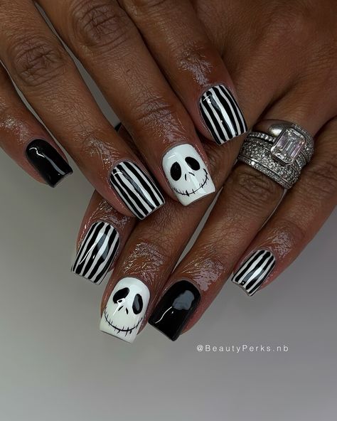 (っ◔◡◔)っ ♥ Jack Skellington ♥ #aznails #tucsonnails #aznailtech #520nails #tucsonrussianmanicure #nailideas #nailinspo #nails #tucsonnailtech #halloweennails #halloween #thisishalloween #spookynails #spookyszn #jack #jackskellington Jack Skellington Nails Acrylic, Jack Skellington Christmas Nails, Skellington Nails, Jack Skellington Nails, Nail Designs Pictures, Girls Nails, Jack Skellington, Nail Tech, Halloween Nails