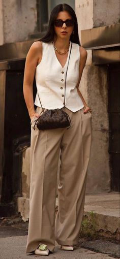 European Streetwear Women, 40s Fashion Women Over 40 Casual Outfits, Elegant Smart Casual, Michelle Choi, Natural Outfits, 40s Fashion Women, French Chic Fashion, Simple Street Style, Throwback Photos