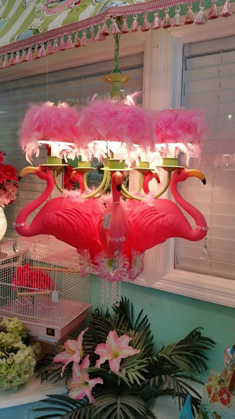 Flamingo chandelier! Flamingo Interior Design, Flamingo Living Room, Flamingo Chandelier Diy, Flamingo Furniture, Flamingo Decorations, Diy Lustre, Flamingo Chandelier, Flamingo Bedroom, Flamingo Kitchen