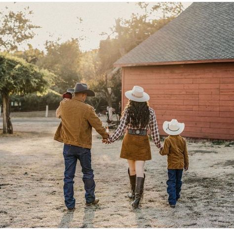 Vaquero Family Pictures, Cowboy Family Pictures Outfit, Family Cowboy Photoshoot, Vaquera Photoshoot, Cowboy Family Pictures, Cowgirl Photoshoot, Couple With Baby, Big Family Photos, Western Photoshoot