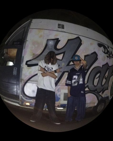 #baggyjeans #graffiti #baggyfit #hiphop Old Graffiti, 90s Graffiti, 90s Nyc, Hiphop Graffiti, Graffiti Fashion, Nyc Graffiti, Me And My Brother, My Brother, Skateboarding