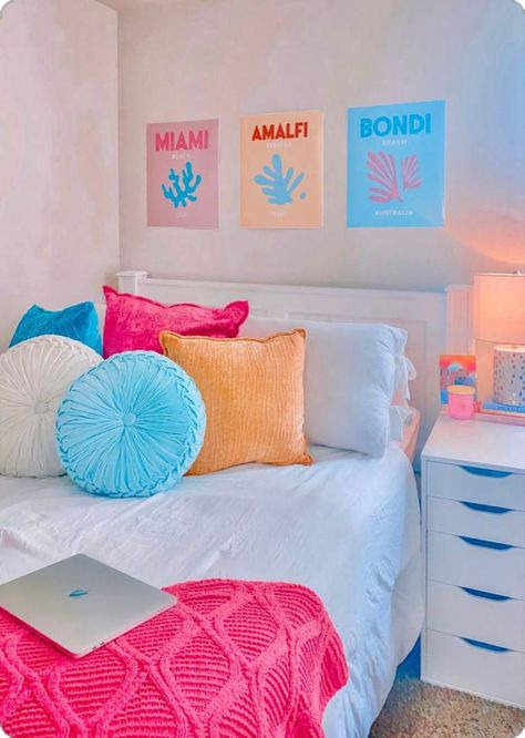 Pink Aesthetic Bedroom Ideas Preppy, Preppy Room Design, Preppy Pillows On Bed, Preppy Summer Bedroom, Preppy Bedding Ideas, Preppy Room Beach, Preppy Beach Room Decor, Preppy Bedroom Ideas Aesthetic, Teen Preppy Bedroom