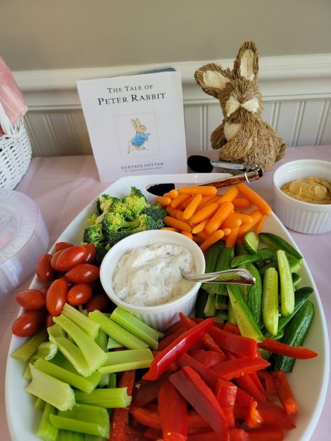 Peter Rabbit Veggie Tray, Rabbit Baby Shower Ideas, Baby Shower Ideas Food, Veggie Charcuterie, Peter Rabbit Baby Shower Ideas, Sprinkle Ideas, Storybook Baby Shower, Baby Shower Drinks, Book Baby