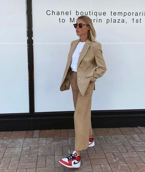 Air Jordan Outfit Women, Outfit With Jordans, Jordan Outfit Women, Air Jordan Outfit, Work Outfits Women Office, Jordan Outfit, Beige Outfit, Jordan Outfits, Office Outfits Women