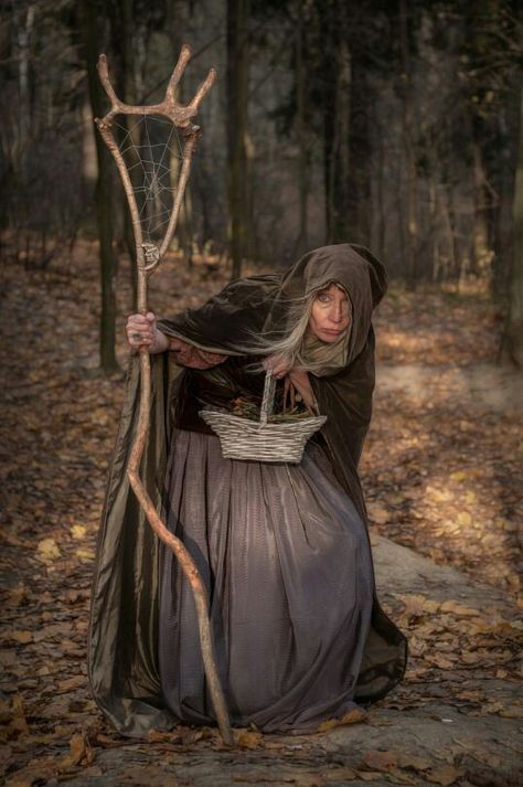 Medieval Witch, Trening Sztuk Walki, Old Hag, Baba Yaga, Season Of The Witch, Witch Art, Witch Aesthetic, Witchy Woman, Witchy Vibes