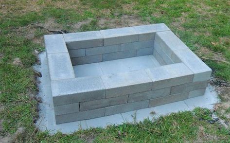 Square Fire Pit Ideas Backyard, Square Fire Pit Ideas, Block Fire Pit, Fire Pit Layout, Fire Pit Plans, Fire Pit Essentials, Cinder Block Fire Pit, Fire Pit Party, Outside Fire Pits