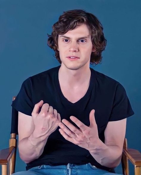 Evan Peters Veiny Hands, Evan Peters Photobooth, Evan Peters Standing, Evan Peters Shirtless Pictures, Evan Peters Cute, Evan Peters Shirtless, Evan Thomas, Oh God, Evan Peters