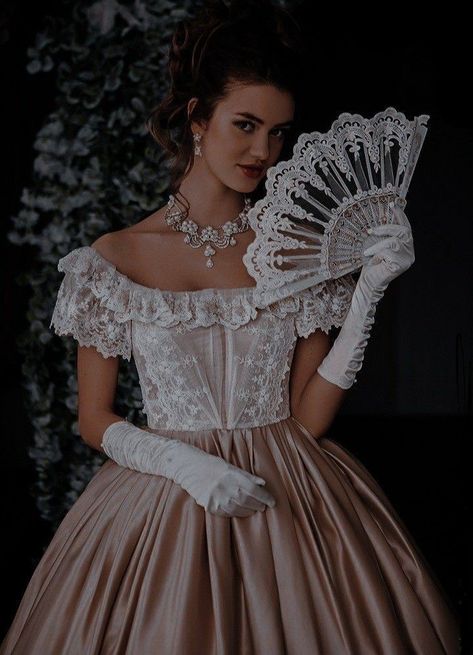 Gaun Abad Pertengahan, Regency Era Fashion, Prom Inspiration, Queen Dresses, Old Fashion Dresses, Royal Dresses, Womens Prom Dresses, Fantasy Gowns, Historical Dresses