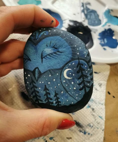 Owl Pebble Painting, Painted Rock Owl, Owl Stone Painting, Owl Rocks Painted Stones, Bird Rock Painting Ideas, Painting River Rocks, Painted Rocks Birds, Owl Rock Painting, Rock Painting Animals