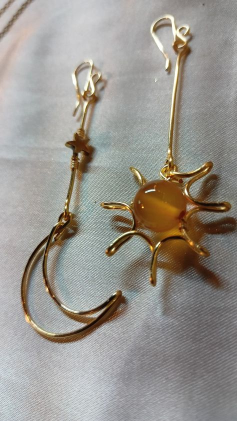 Sun Pendant Tutorial, Wire Jewellery Earrings, Jewellery Wire Ideas, Diy Star Earrings, Simple Wire Jewelry, Self Made Jewelry, Wire Sun, Wire Charms, Wire Accessories