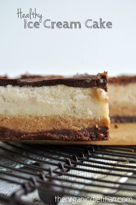 Healthy Ice Cream Cake: Chocolate, Peanut Butter, and Banana #vegan #paleo #realfood - The Organic Dietitian Caramel Dates, Healthy Ice Cream Cake, Cake Chocolate Peanut Butter, Peanut Butter And Banana, Dessert Original, Butter Caramel, Ice Cream Cookie Sandwich, Raw Recipes, Healthy Baked