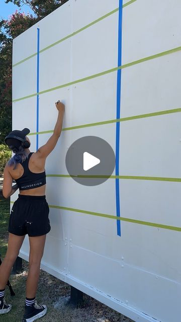 Alli K Design on Instagram: "There are a few methods for getting your mural design onto a wall. When I can’t use a projector I use this relax grid method! It’s the sweet spot between a traditional grid method (way too much math) and the doodle method (a lot of extra paint touch ups). Try it next time!! It works!   #muralpainting #muraltip #paintingtutorial #flowermural #texasmural #dallasarboretum #gridmethod #muralist #muralpainter #muralprogress #paintprocess   Mural painting for @thedallasarboretum fall pumpkin installation" Cartoon Mural Wall Art, Pumpkin Installation, Bedroom Murals Painted Diy, Mural Techniques, Abstract Wall Mural Diy, Painting Murals On Walls, Cool Murals, Painting Concrete Walls, Garage Mural