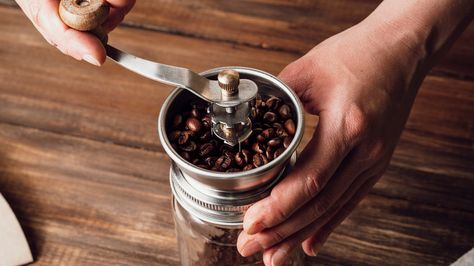 Coffee Beans Diy, Coffee Recipes Hot, Grinding Coffee Beans, Coffee Grain, Grind Coffee, Espresso Recipes, Coffee Diy, Speciality Coffee Shop, Espresso Grinder