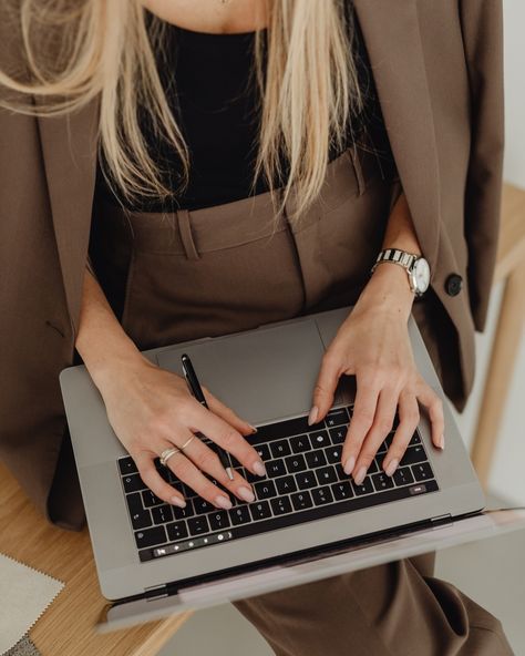 She does what she wants and looks good doing it! Bold vibes, and unstoppable energy. These ladies mean business—and so can your content. Whether you’re creating for a brand, blog, or campaign, our free stock photos are here to bring your vision to life. We’ve got all the workplace inspo you need. Ready to level up your visuals? Tap the link in bio and start downloading today. . #girlbossenergy #worklifevibes #freestockphotos #contentcreators #bossbabe #hustle #femalebusinesses #femaleentrep... 5 Am Routine, Manager Outfit, Lifestyle Photoshoot Ideas, Boss Woman Office, Engineering Life, Lifestyle Photography Ideas, Sales Funnel Design, Successful Instagram, Story Content