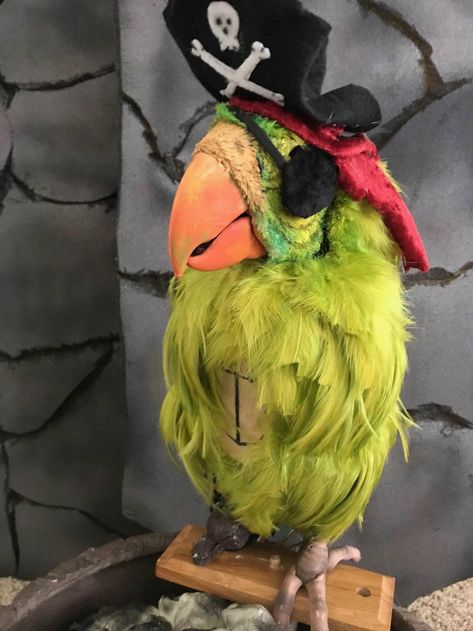 I built an Animatronic "Barker Bird" Parrot from Disney World's Pirates of the Caribbean - Album on Imgur Parrot Puppet, Ivy Smoak, Disney Birds, Pirate Halloween Party, Theatre Ideas, Theatre Props, Celebrating 100 Years, Pirate Decor, Costume Making