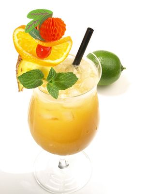 A virgin mai tai cocktail leaves out the rum and triple sec and replaces it with orange juice to give it an even more tropical flavor. Virgin Mai Tai, Drinks Without Alcohol, Triple Sec Cocktails, Mai Tai Recipe, Mai Tai Cocktail, New Year's Drinks, Mocktail Drinks, Mai Thai, Coconut Cupcakes