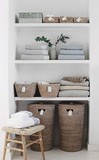 Towel Storage Ideas, Bedroom Alcove, Alcove Storage, Organized Bed, Kabinet Dapur, Linen Cupboard, Room Shelves, Home Organisation, Towel Storage