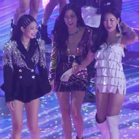 Kpop Variety Show Outfits, Variety Show Outfits, Blackpink Award Show, Blackpink Award Show Outfit, Blackpink 2018, Show Outfits, Friend Status, Award Show, Rosé Jisoo