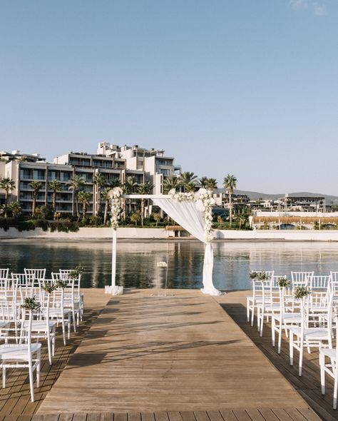 We prepared a simple white decoration on the pier waiting for the guests to arrive. Wedding Venue: @miradaexclusivebodrum Number of Guests: 80 Organization and Planning: @zeievents Flowers: @zeiflowers Photographer: @meonproduction #weddinginspiration #2024weddings #weddingtables #weddingdesign #bodrumeventplanner #bodrumweddingplanner #bodrumevent #bodrumwedding #bridetobe #bodrum #luxurywedding #destinationwedding #weddingstyle #weddingsinturkey #miradaexclusivebodrum White Decoration, Future Dreams, Simple White, White Decor, Event Planner, My Flower, Luxury Wedding, Wedding Designs, Wedding Table