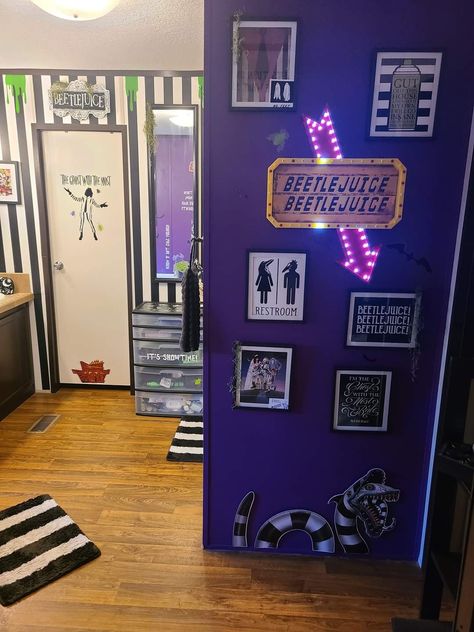 Beetlejuice House Interior, Beetlejuice Room Ideas, Beetlejuice Bedroom Ideas, Beetle Juice House Decor, Beetlejuice Bathroom Decor, Beetlejuice Waiting Room Diy, Beetlejuice Bedroom, Beetlejuice Bathroom, Beetlejuice Home Decor