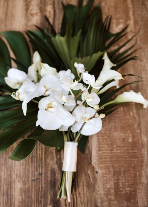 Wedding Bouquets Tropical Simple, Hawaiian Wedding Bouquet Simple, Tropical Bouquets Wedding, Simple Tropical Bridal Bouquet, Palm Leaf Wedding Cake, Tropical Bridesmaid Bouquet Simple, Simple Beach Bouquet, Aruba Wedding Flowers, Minimalist Tropical Bouquet