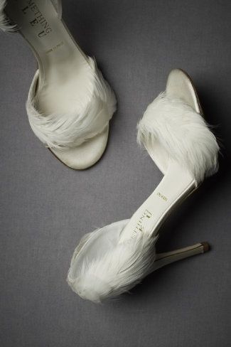 feathery feet Shoes With Feathers, Diy Wedding Shoes, Winter Wedding Shoes, Feather Shoes, Feather Heels, Cool Winter, Feather Wedding, Shoe Obsession, White Shoes