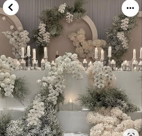 Unique Wedding Backdrop Receptions, High End Wedding Decor, Luxury Modern Wedding, Wedding Bridal Table Decorations, White Decoration Wedding, Modern Wedding Cake Unique, All White Wedding Decor, Bridal Table Backdrop, Unique Wedding Backdrop