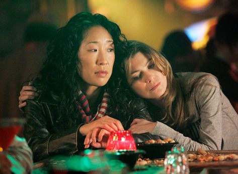 Two characters from Grey's Anatomy lean on each other at a bar Cristina And Meredith, Meredith And Christina, Meredith Grey's Anatomy, Christina Yang, Greys Anatomy Characters, Ugly Cry, Chimamanda Ngozi Adichie, Cristina Yang, Ellen Pompeo