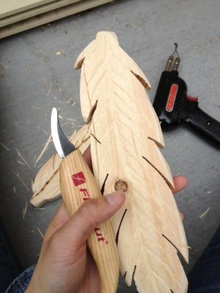 Crafts With Feathers, Feather Art Projects, Ornamental Wood Carving, Wood Carving Tips, Craft To Make And Sell, Woodburning Crafts, Whittling Patterns, Small Easy Woodworking Projects, Wooden Feather