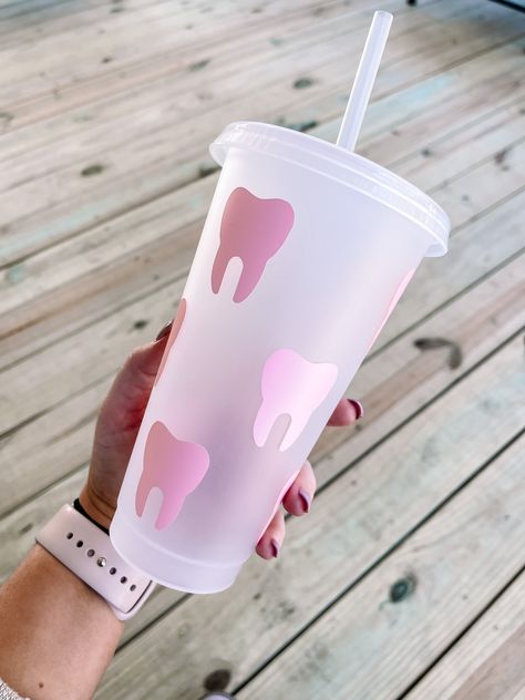 Dental Tumbler with Straw and Lid. Super cute tooth design! Please hand wash cup. 24 oz! Pictured above is light pink vinyl. Dental Hygiene Hairstyles, Dental Assistant Week Gift Ideas, Tooth Design, Dental Nurse, Dental Assistant Week, Dental Graduation Party, Dental Assistant Aesthetic, Dental Cups, Dental Hygiene Graduation