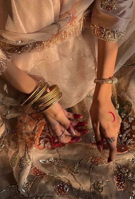 Indian Girl Aesthetic, South Asian Aesthetic, Desi Aesthetics, Traditional Aesthetic, Desi Love, Pretty Henna Designs, Royalty Aesthetic, Desi Fashion Casual, Desi Aesthetic