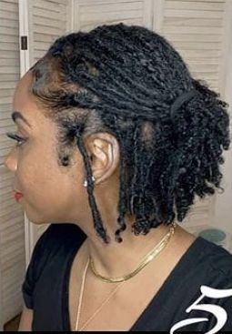 Easy Loc Hairstyles, Loc Hairstyles For Women, Coiling Natural Hair, Thick Locs, Natural Hair Haircuts, Fine Natural Hair, Loc Hairstyles, Short Locs Hairstyles, Dreadlock Style